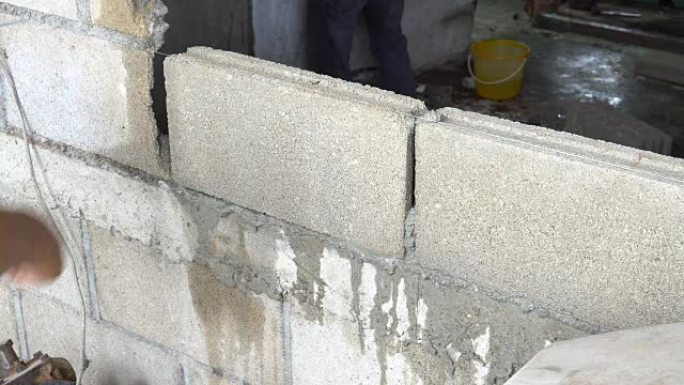 瓦工泥瓦匠用砂浆或水泥砌砖或建筑室