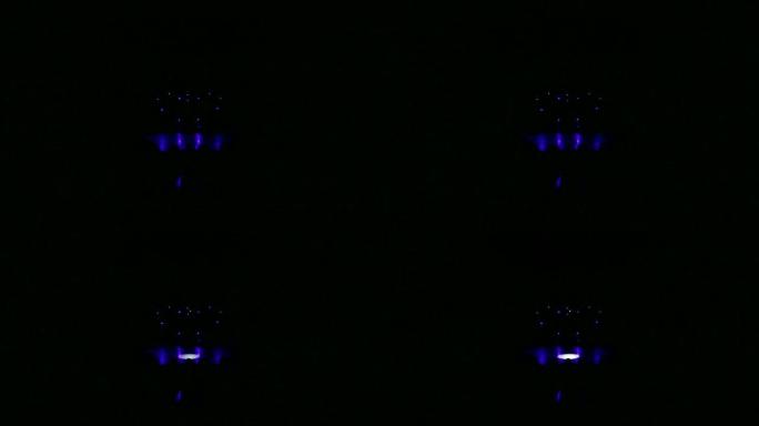 蓝色聚光灯在黑暗中空荡荡的音乐会舞台上。舞台灯。