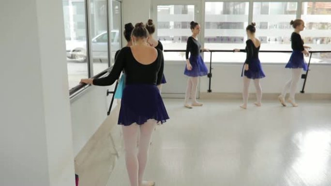 年轻的芭蕾舞演员开始上课