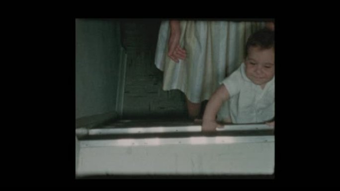 20世纪50年代母亲教男婴如何反向攀登台阶