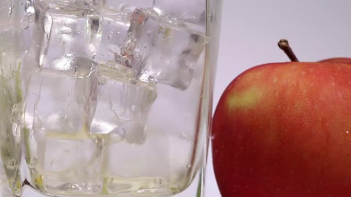 流过磨砂玻璃冰块的苹果汁