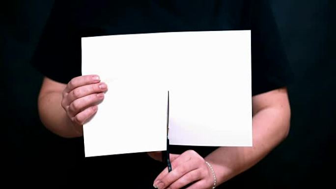 用一张纸双手合十。剪一张白纸。