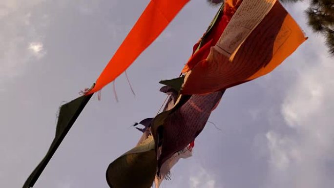 尼泊尔加德满都，一些西藏经幡在日落时分随风飘扬的视频。
