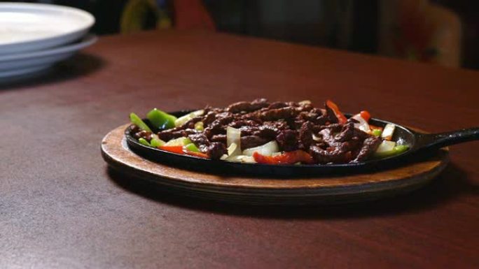 墨西哥美食在一家高档墨西哥餐厅炙手可热的牛排法吉塔斯