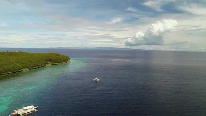 菲律宾苏米隆岛和支腿船的鸟瞰图。