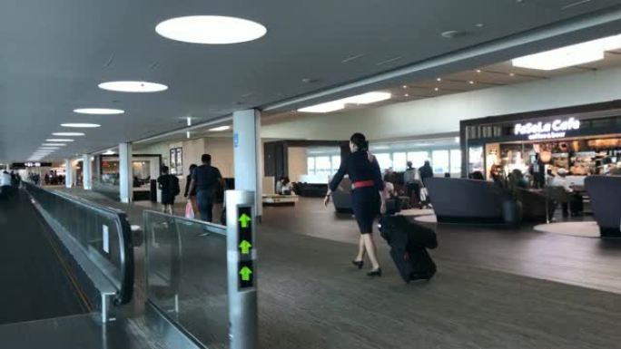 在成田机场航站楼步行到信息柜台