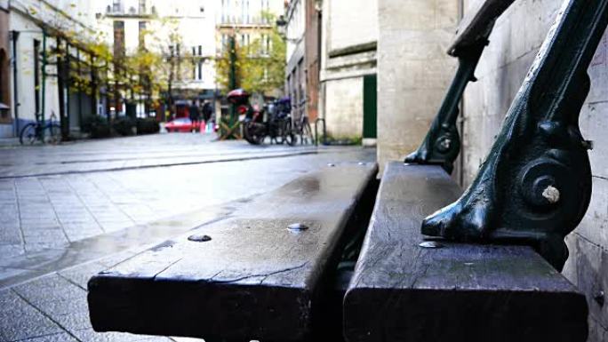 古代锻造中的木凳装饰着城市街道