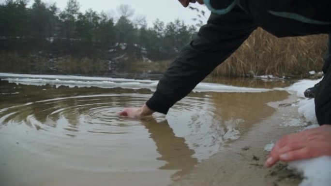 冰冷的河里的家伙掏出一只小龙虾