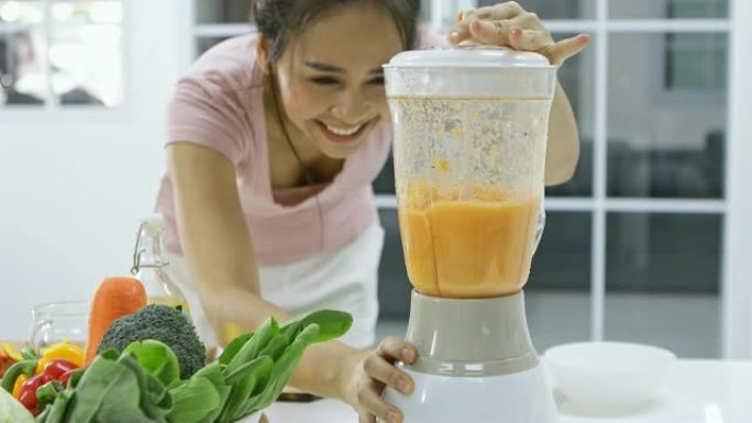 年轻女子是一种冰沙健康果汁饮料。