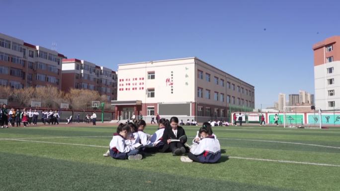 学校操场老师和学生一起看书学习读书节