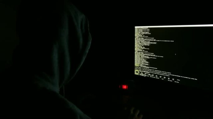 引擎盖里的黑客在黑暗中编程代码，监视器屏幕上的命令行，4k