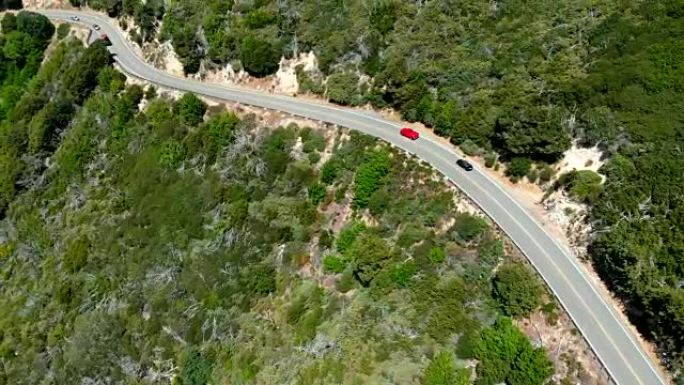 航拍跟踪汽车和平移在靠近箭头湖的山的一边，加利福尼亚