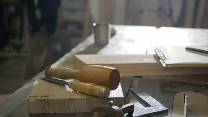 带工具的木匠桌