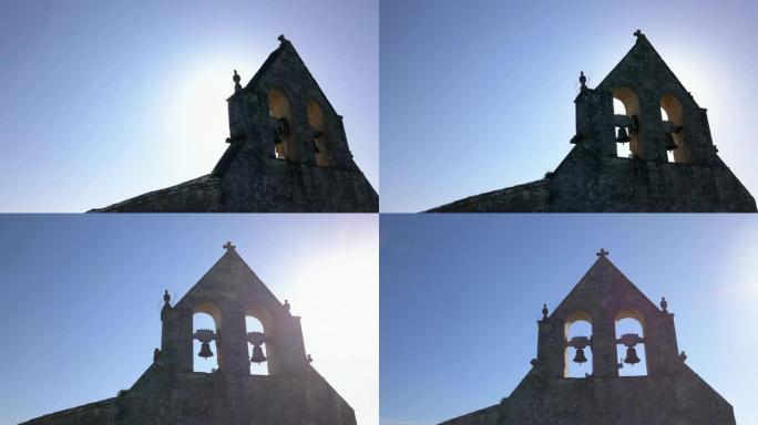 蓝天中的鸟瞰教堂钟