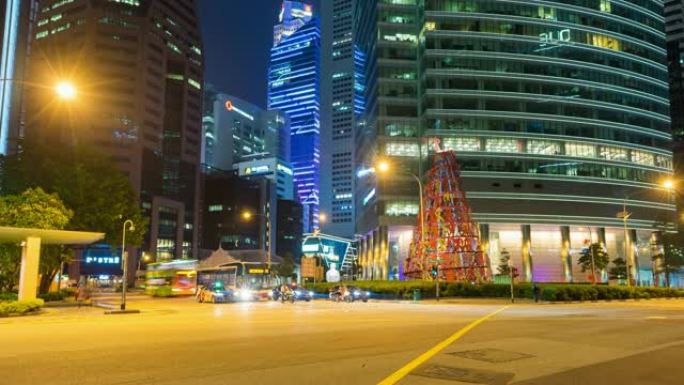 新加坡摩天大楼之间的彩色夜间交通，延时视频