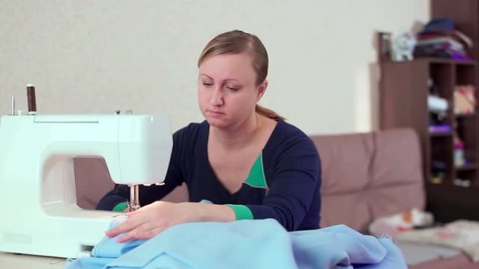 故事中的女裁缝在家里用白色缝纫机工作。她创造了新衣服