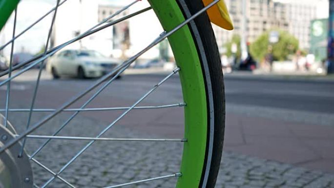 背景交通的自行车绿色辐条轮，选定焦点