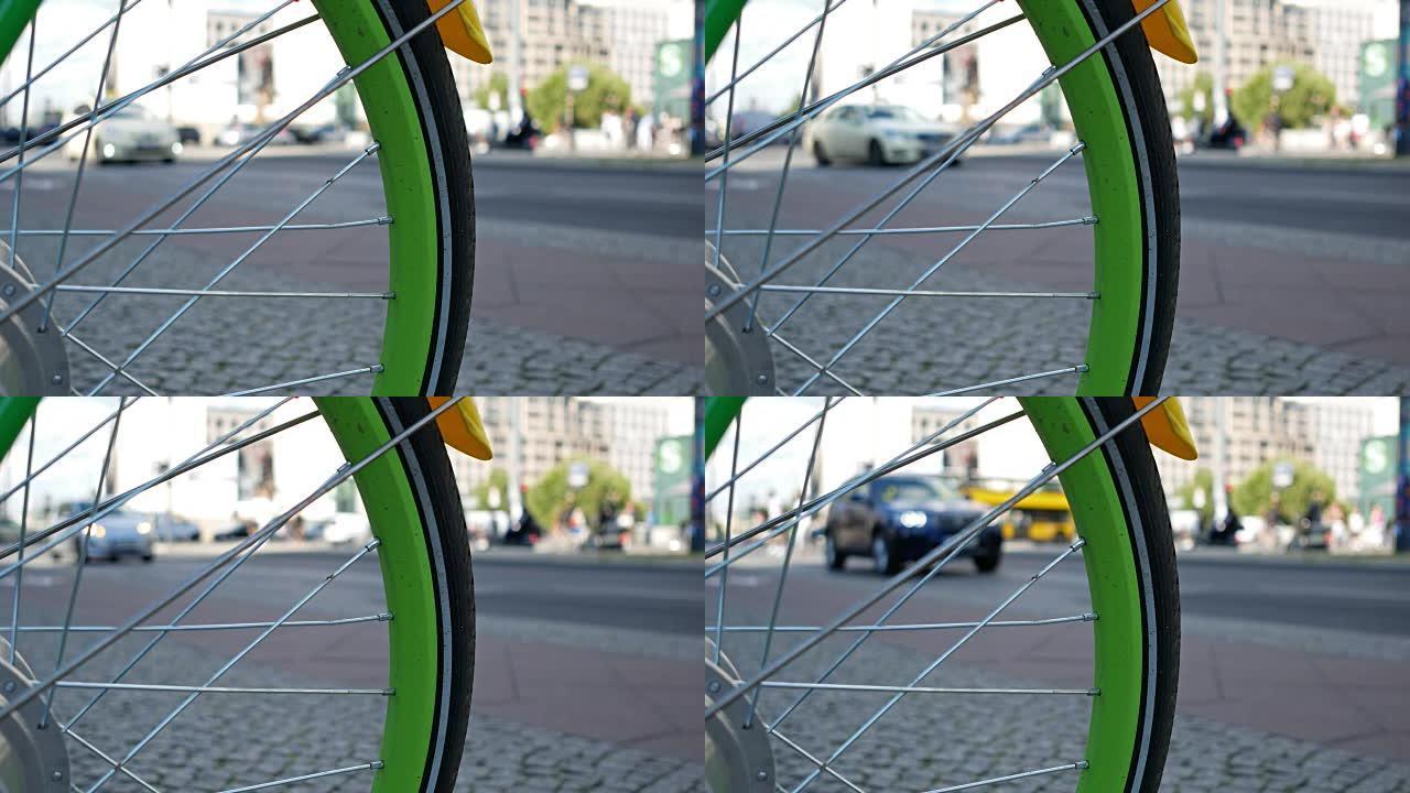 背景交通的自行车绿色辐条轮，选定焦点