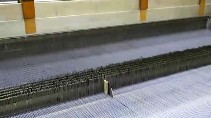 纺织厂织机织机上的白线