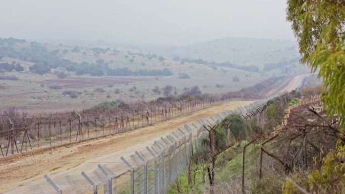 以色列和黎巴嫩之间的边界围栏。带刺铁丝网和电子围栏。