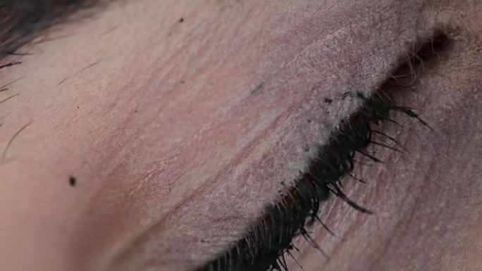 绿色女性眼睛户外打开和关闭眼睛的宏观特写