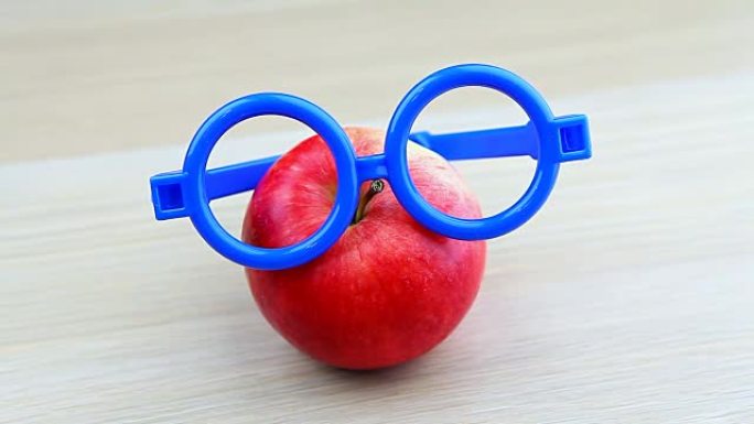 苹果蓝色眼镜木制桌子高清脚印苹果蓝色眼镜木制桌子高清镜头