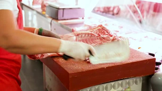 屠夫切割优质猪肉的特写