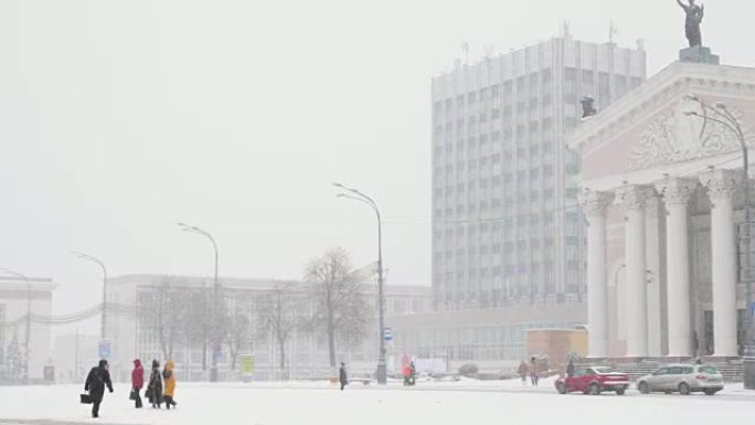 白俄罗斯戈梅利。冬季暴风雪日，在列宁广场上建造戈梅利地区戏剧剧院。全景全景