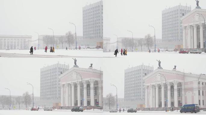 白俄罗斯戈梅利。冬季暴风雪日，在列宁广场上建造戈梅利地区戏剧剧院。全景全景