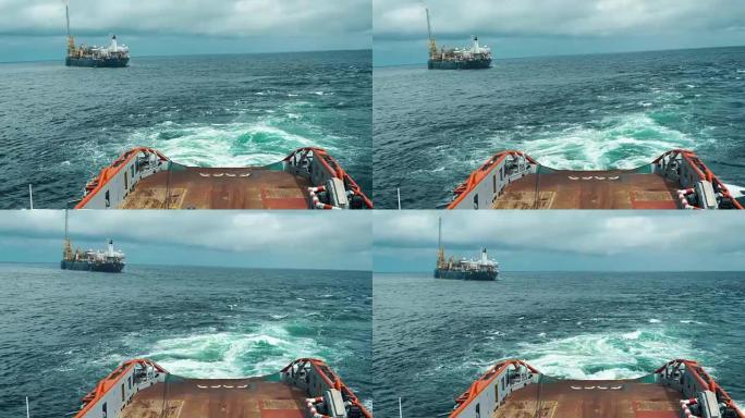 AHTS船只进行静态拖曳油轮提升。海洋拖船工作