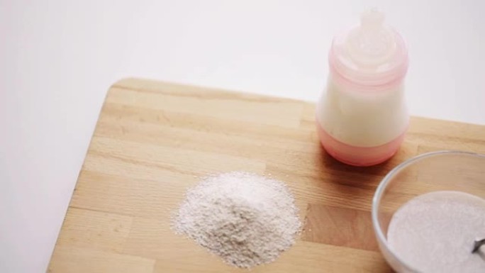 婴儿奶瓶和婴儿配方奶粉在碗里喂养
