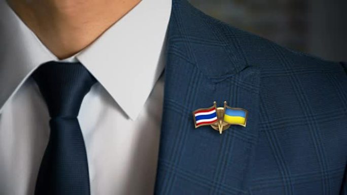 商人带着朋友国旗走向相机泰国-乌克兰
