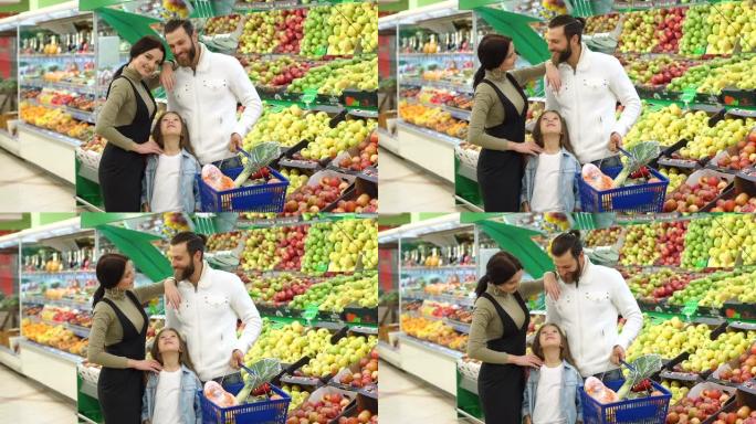 带着孩子在超市买水果蔬菜的家庭，肖像。