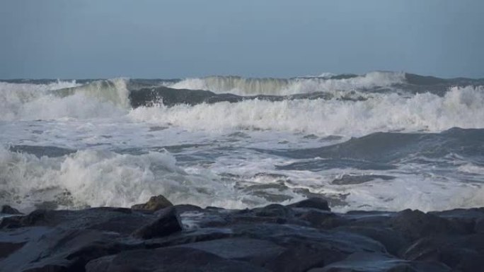 海浪在海滩上滚动是暴风雨的一天，冬天是地中海。意大利拉齐奥福芬。慢动作