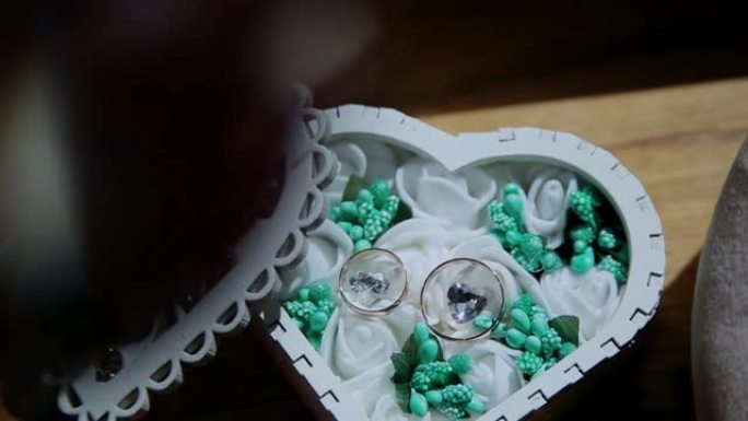 盒子里漂亮的结婚戒指，阳光普照