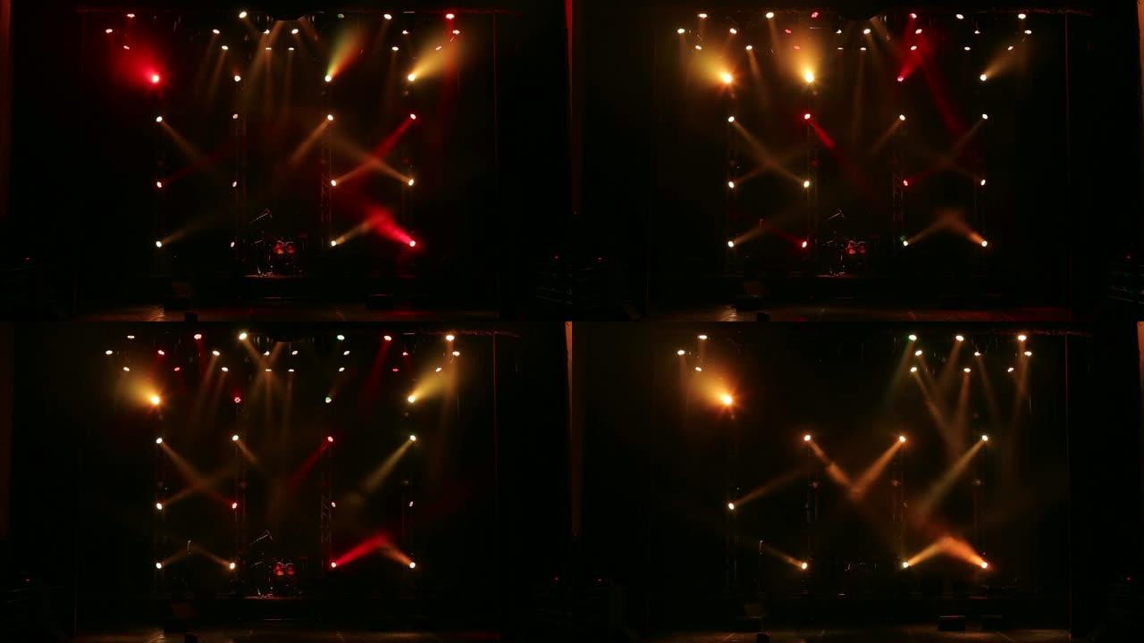 舞台灯光和烟雾。彩灯在空无烟的音乐会舞台上。