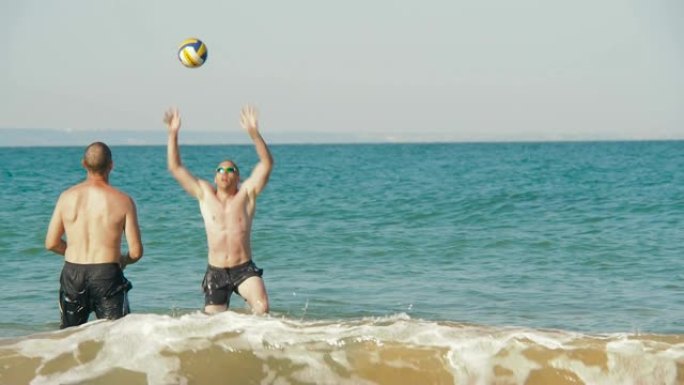 沙滩上的男人打排球