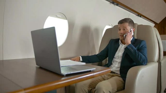 成熟的企业家通过手机合作伙伴连接飞机喷气旅行