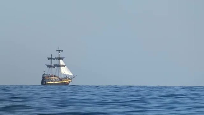 海中风格化海盗船
