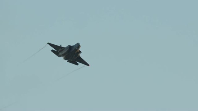 F-35隐形战斗机执行高速作战机动