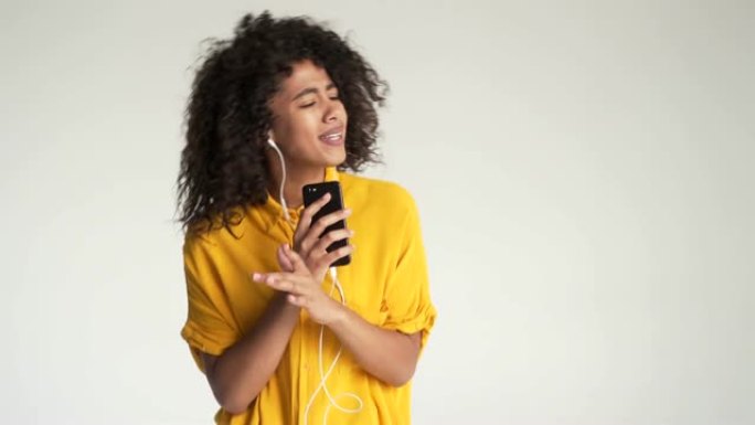 非裔美国女人在手机app上一边听音乐一边唱歌