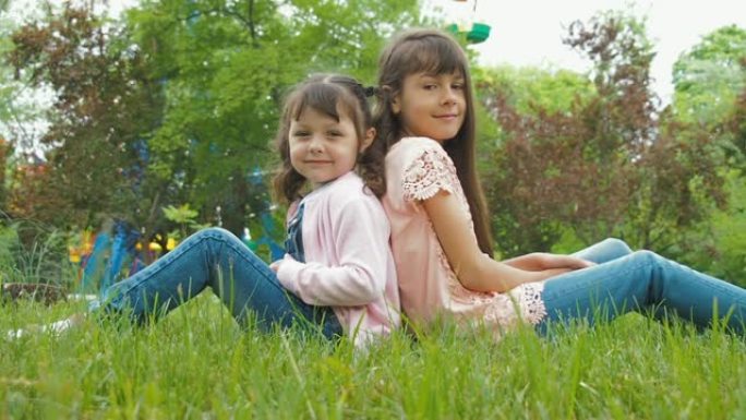 孩子们坐在草地上。