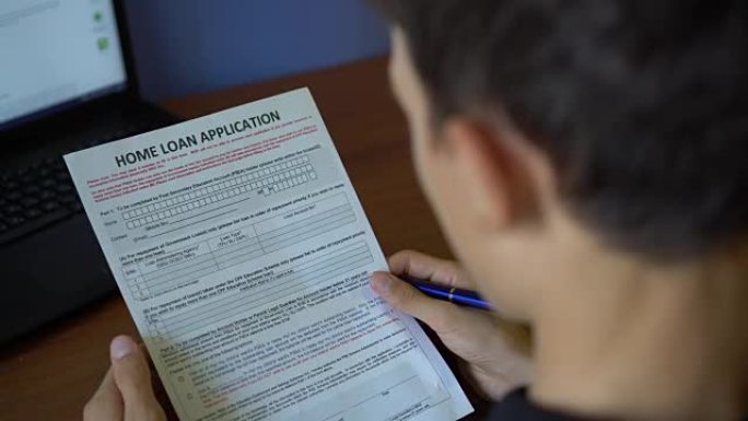 一个年轻人正在申请住房贷款