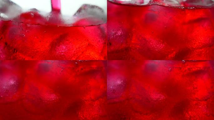 一杯红色水中的气泡