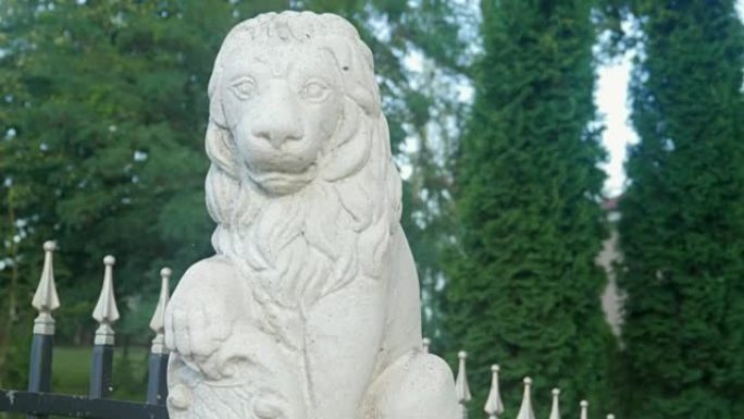 石膏，狮子的混凝土雕像在住宅的大门上