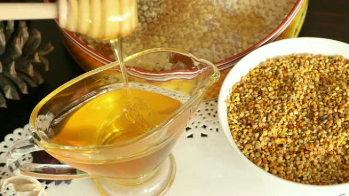 盛满蜂花粉的碗用蜂蜜梳子