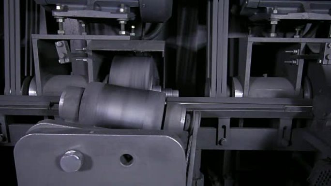磨床在工厂加工不锈钢管。