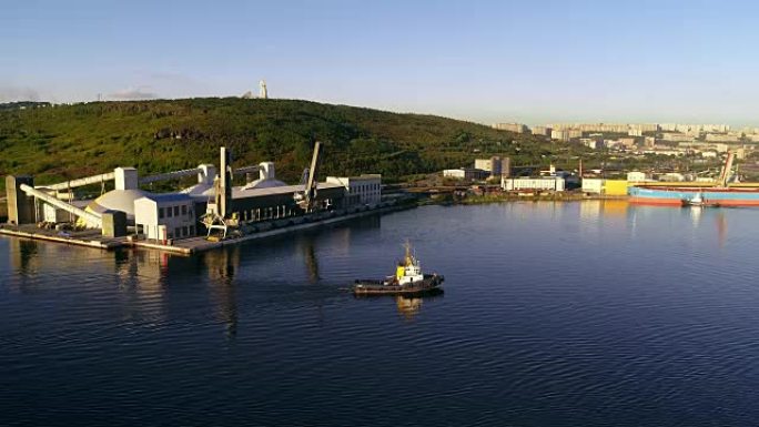 摩尔曼斯克港口泊位的北船