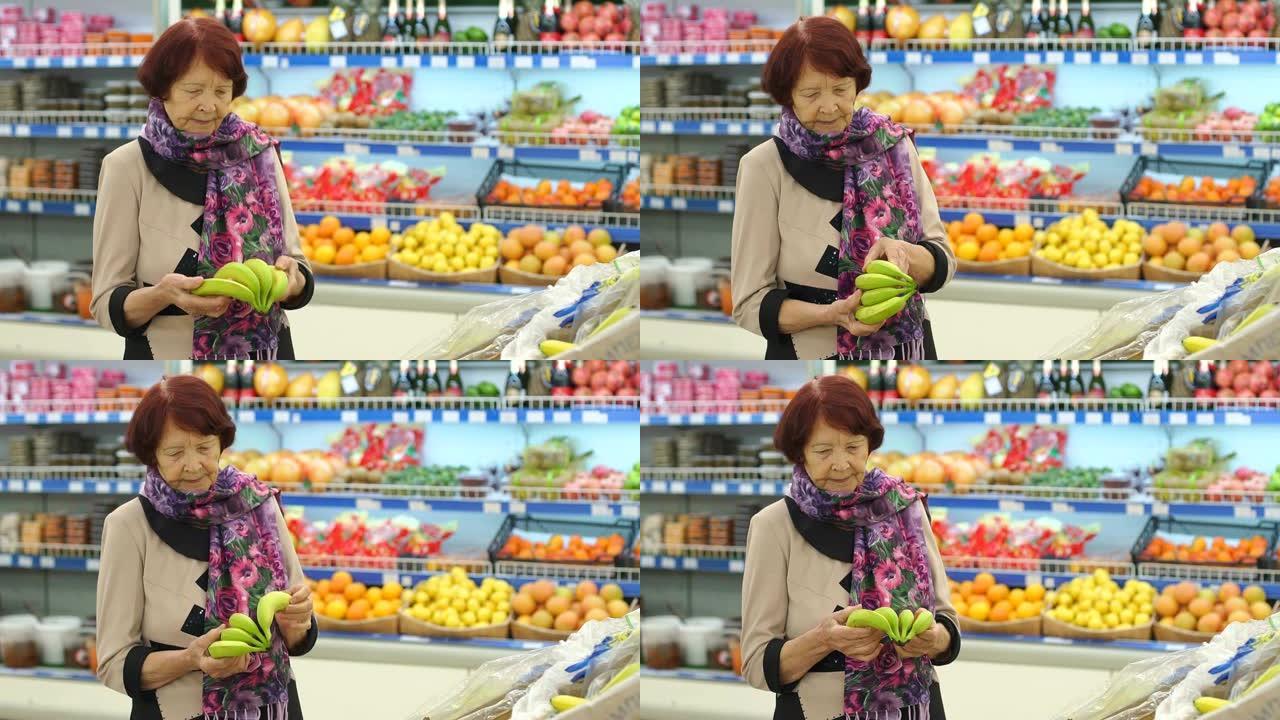 一位脸上有皱纹的老妇人在超市里选择产品。