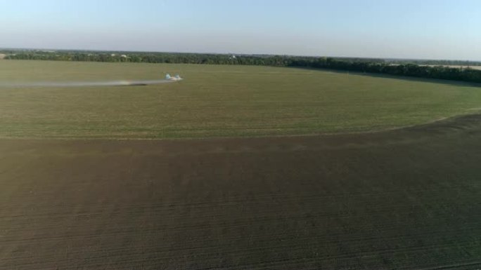农业，农业航空在粮田上空飞行，并在老式推进飞机的俯视图中飞溅化学物质以对抗害虫